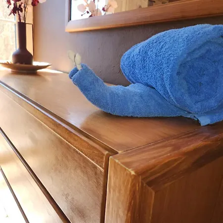 Layo Nyaraló *